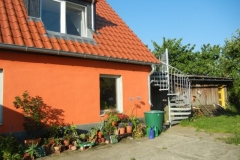 Blick vom Hof auf die Eingangstreppe